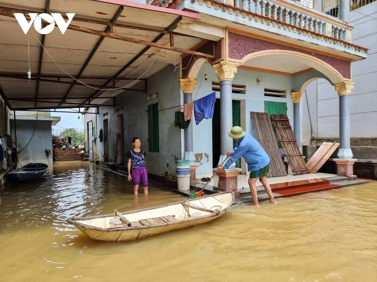 “Do đã quen với cuộc sống nơi sông nước mỗi khi mực nước dâng cao, nên khi thấy biểu hiện lạ của dòng sông là tôi cùng gia đình nhanh chóng di chuyển đồ đạc vật dụng nên chỗ cao để tránh hư hỏng, thiệt hại không đáng có xảy ra”- ông Lạc tay vừa quét dọn vừa chia sẻ.