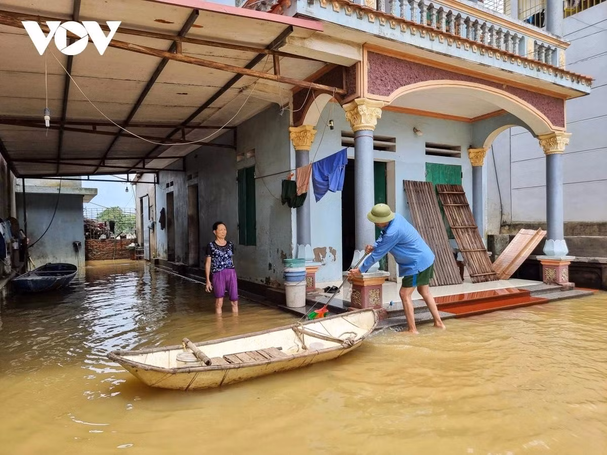“Do đã quen với cuộc sống nơi sông nước mỗi khi mực nước dâng cao, nên khi thấy biểu hiện lạ của dòng sông là tôi cùng gia đình nhanh chóng di chuyển đồ đạc vật dụng nên chỗ cao để tránh hư hỏng, thiệt hại không đáng có xảy ra”- ông Lạc tay vừa quét dọn vừa chia sẻ.