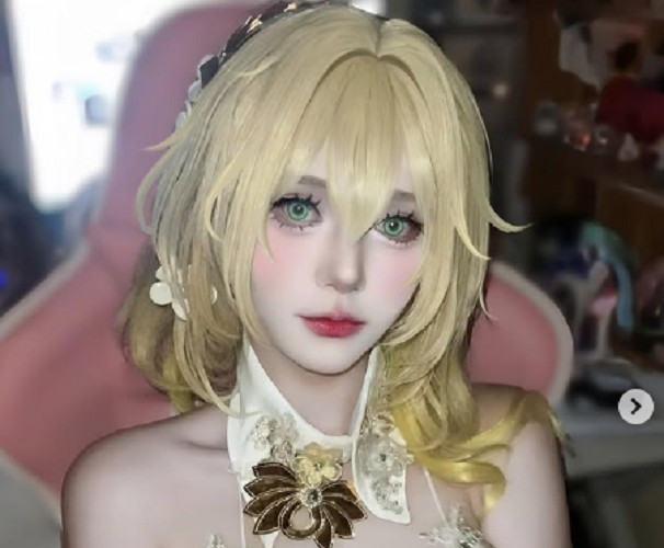 Điều đặc biệt là loạt ảnh mới của cô chỉ được chụp qua gương bằng cam thường, không hề qua chỉnh sửa phức tạp.