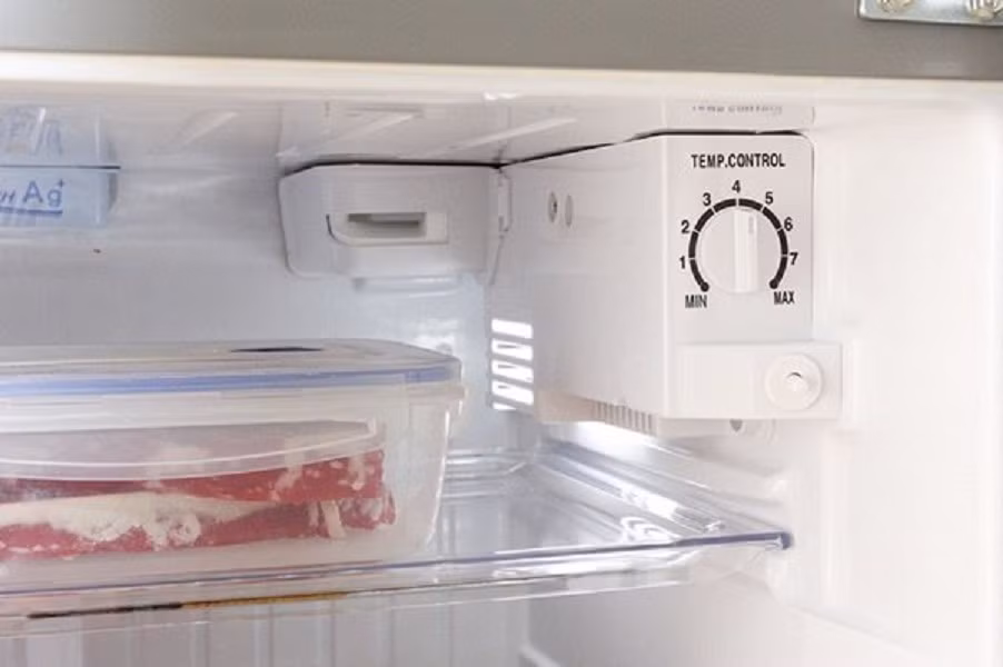 Tủ lạnh và tủ đông cũng sẽ phải tiêu thụ nhiều điện hơn trong môi trường nóng khi điều hòa không hoạt động.