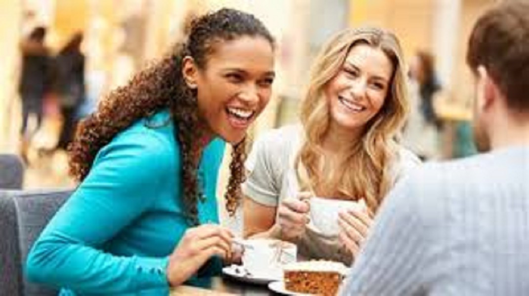 Nhóm nghiên cứu khuyến nghị nguyên tắc “Thay thế, không cấm đoán”, tức dùng thời gian rảnh cho vận động, giao tiếp trực tiếp hoặc nghỉ ngơi đúng nghĩa.