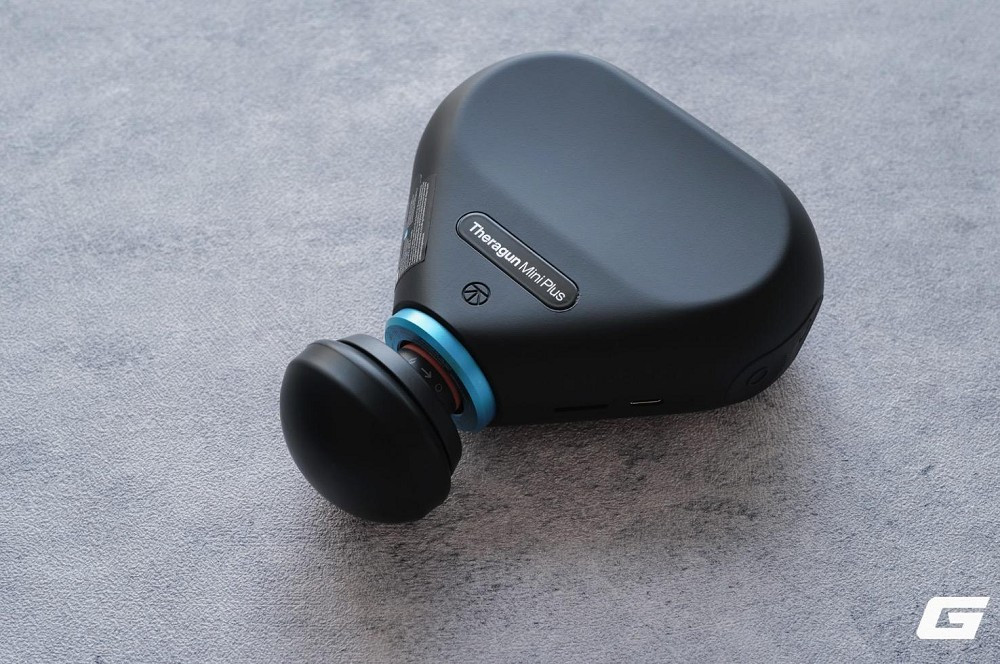 Theragun Mini Plus là bản nâng cấp ấn tượng của dòng máy massage mini, lần đầu được trang bị khả năng tỏa nhiệt đến 55°C.(Ảnh: Genk)