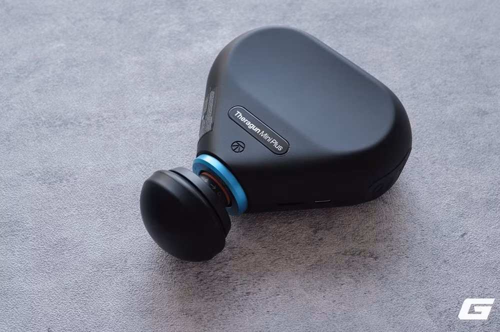 Theragun Mini Plus là bản nâng cấp ấn tượng của dòng máy massage mini, lần đầu được trang bị khả năng tỏa nhiệt đến 55°C.(Ảnh: Genk)