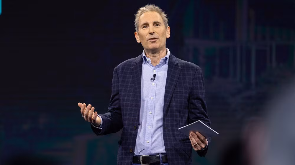 CEO Andy Jassy khẳng định việc triển khai công cụ AI giúp loại bỏ các vị trí lặp lại, nâng cao năng suất toàn hệ thống.