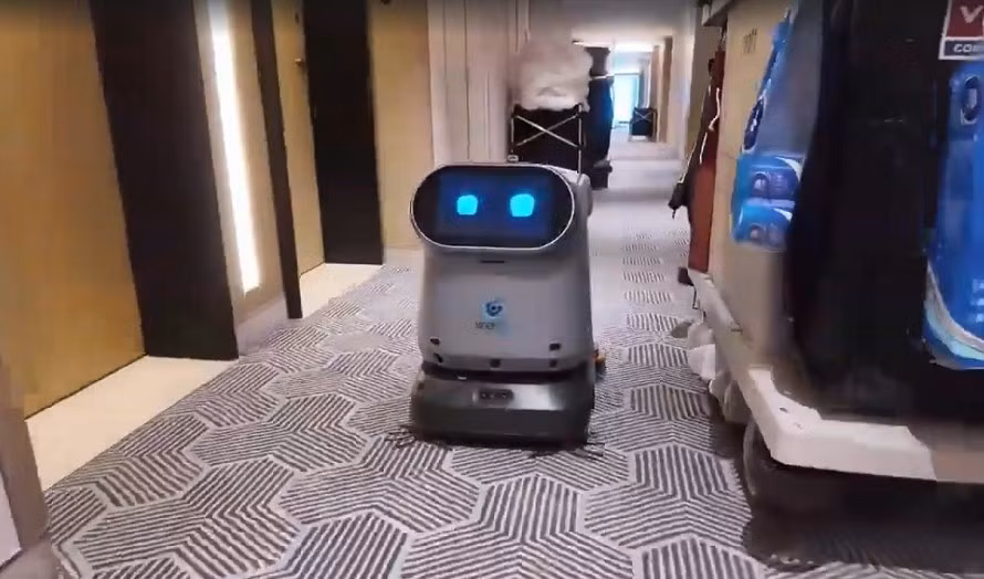 Dàn robot chuyên dụng khác như W3, S100, C40, T10 và T3 đảm nhiệm giao hàng, vận chuyển và dọn dẹp.