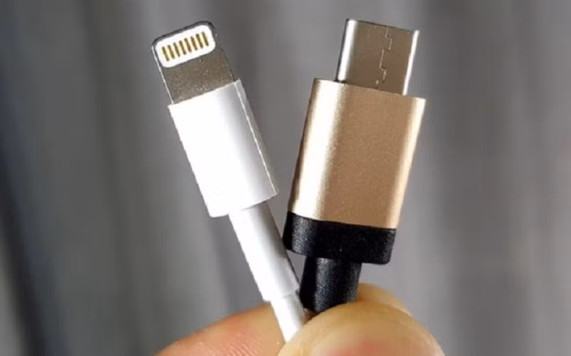 Tuy nhiên, để đạt được sự thống nhất như hiện nay, ngành công nghiệp di động đã trải qua một giai đoạn dài với nhiều chuẩn kết nối riêng biệt, thậm chí mang tính độc quyền từ các hãng.