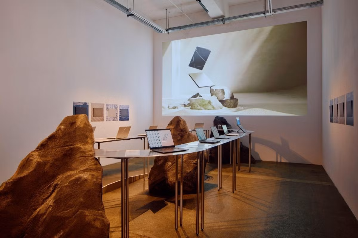 Tâm điểm sự kiện là tác phẩm “Willful Wonder”, nơi các cánh chuyển động mở ra theo bước chân người xem, phản ánh sự tương tác giữa con người và công nghệ.