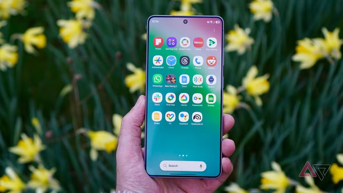 Thiết kế bo cong nhẹ nhàng giúp cầm nắm thoải mái hơn, dù vẫn giữ chất liệu nhôm và tiêu chuẩn IP68. Người dùng sẽ thấy máy chắc tay nhưng chưa có bước đột phá về độ bền. (Ảnh: Android Police)