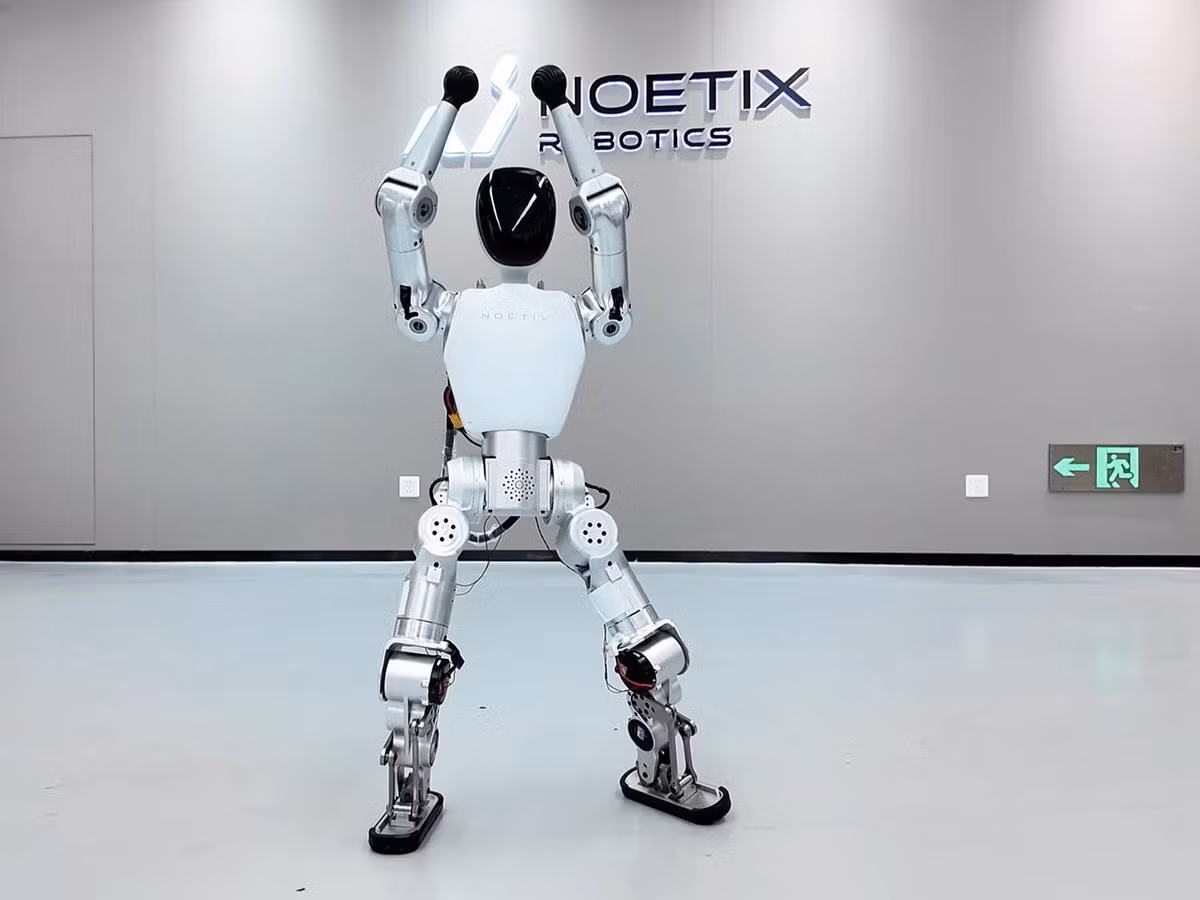 Với chiều cao 94 cm, Bumi được tạo hình thân thiện như một đứa trẻ, hướng đến vai trò “người bạn đồng hành” trong lớp học và gia đình.