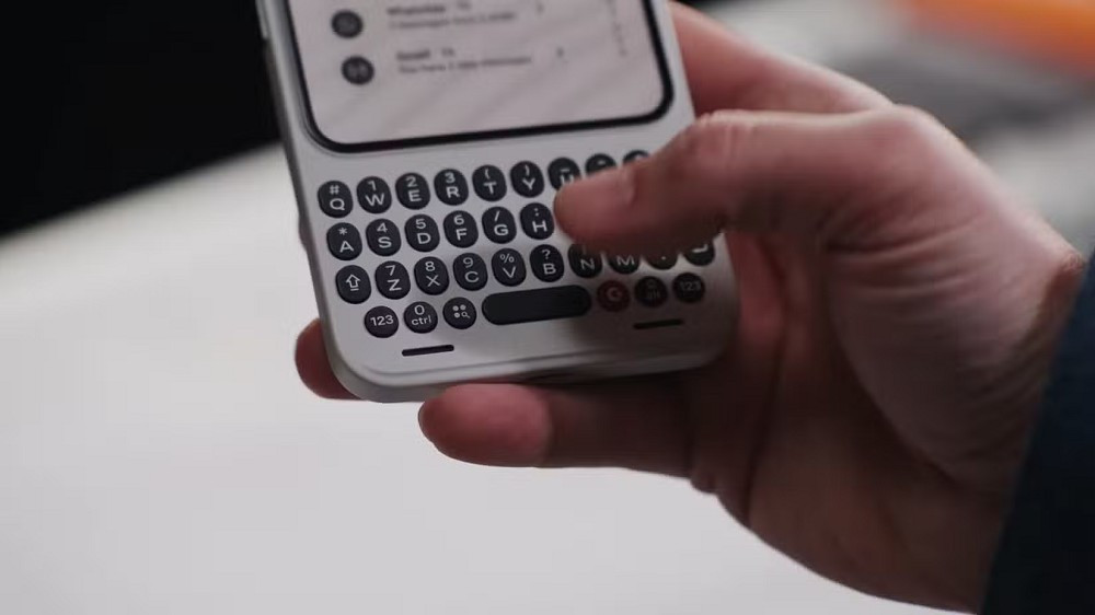 Thiết bị chạy Android 16 với Niagara Launcher, giao diện danh sách tối giản, ưu tiên email, tin nhắn và thông báo quan trọng, gợi lại triết lý BlackBerry trước đây.