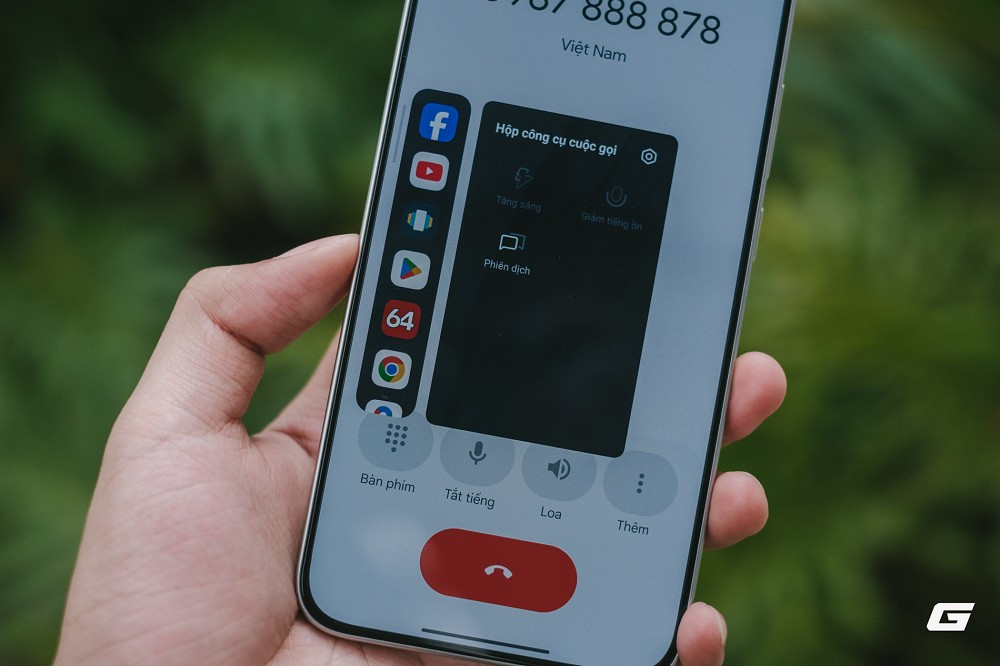 Nhóm tính năng dịch thuật toàn hệ thống gây ấn tượng với khả năng phiên dịch cuộc gọi theo thời gian thực, hỗ trợ tiếng Việt mượt mà. (Ảnh: Genk)
