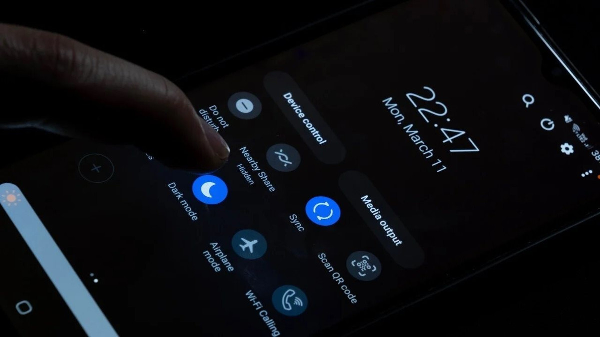 Việc giảm độ sáng và tin tưởng vào độ sáng tự động mang lại tác động rõ rệt hơn bất kỳ mẹo truyền miệng nào.