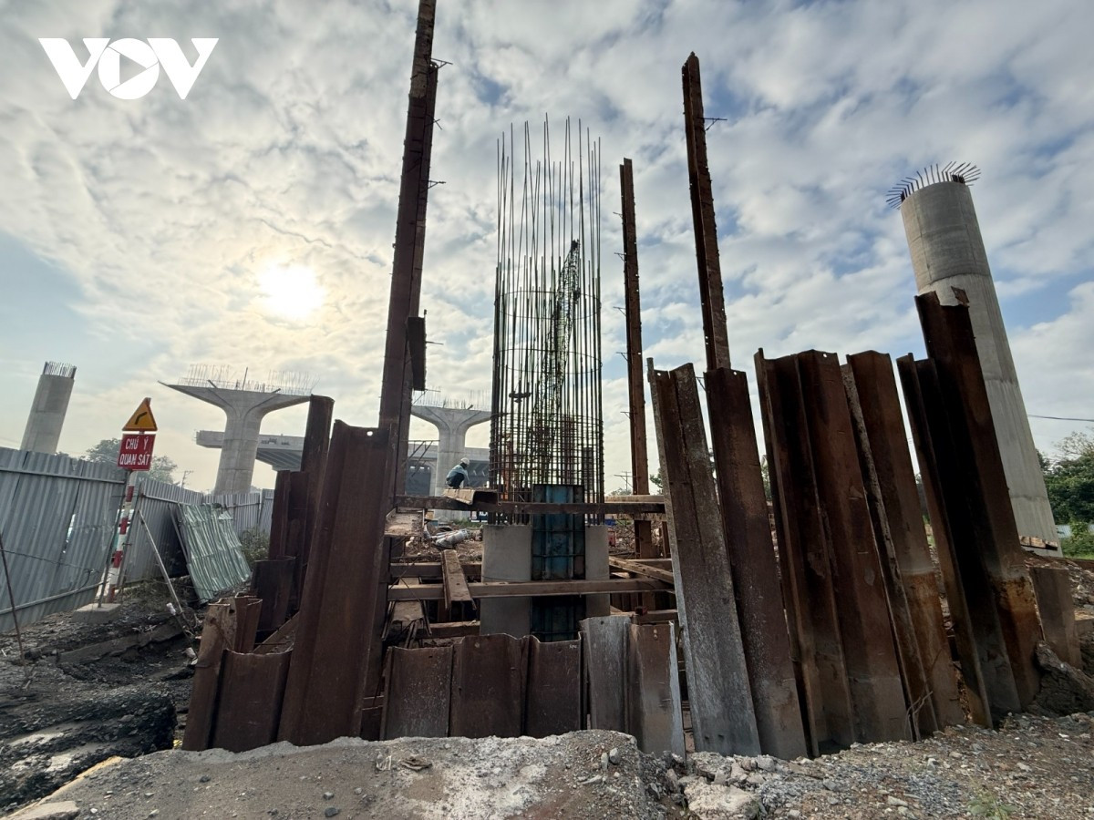 Việc chỉ có 2 người thi công phần kết cấu trụ đang khiến tiến độ Vành đai 3 thực sự đáng lo ngại.