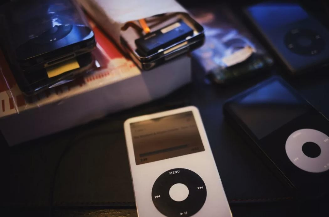 Apple với iTunes và iPod gắn kết MP3 thành hệ sinh thái hoàn chỉnh, thương mại hóa nhạc số.