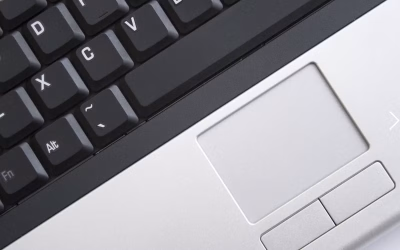 Bàn phím và touchpad phải cho cảm giác gõ tốt, phản hồi chính xác và bố cục hợp lý.