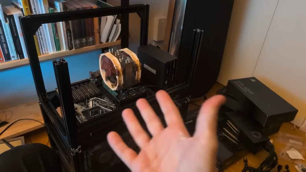 Anh sử dụng phiên bản Qwen 2.5 32B để fine-tune, tập trung vào khả năng lập trình.