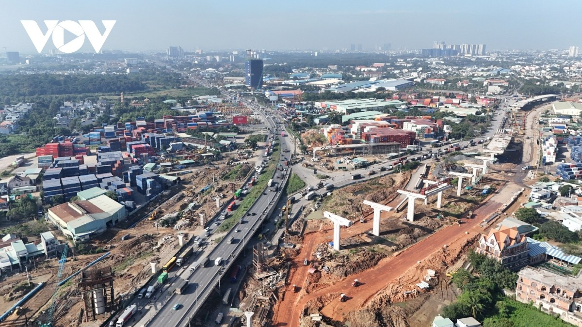 Tại công trường các mũi thi công phải liên tục án binh bất động với lý do thời tiết xấu