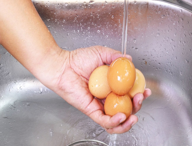 2 thói quen bảo quản trứng trong tủ lạnh khiến trứng nhanh hỏng, dễ gây ngộ độc 2 thoi quen bao quan trung trong tu lanh khien trung nhanh hong, de gay ngo doc