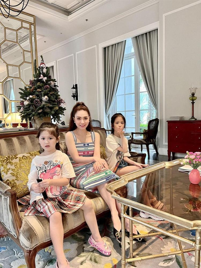 Lộ chi phí siêu khủng nuôi 3 tiểu công chúa của gia đình Đoàn Di Băng - Hình 5 Lo chi phi sieu khung nuoi 3 tieu cong chua cua gia dinh Doan Di Bang-Hinh-5