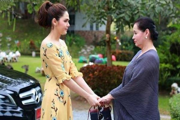 Về quê thăm mẹ chồng, tôi ngỡ ngàng khi bà trả một xấp tiền Ve que tham me chong, toi ngo ngang khi ba tra mot xap tien