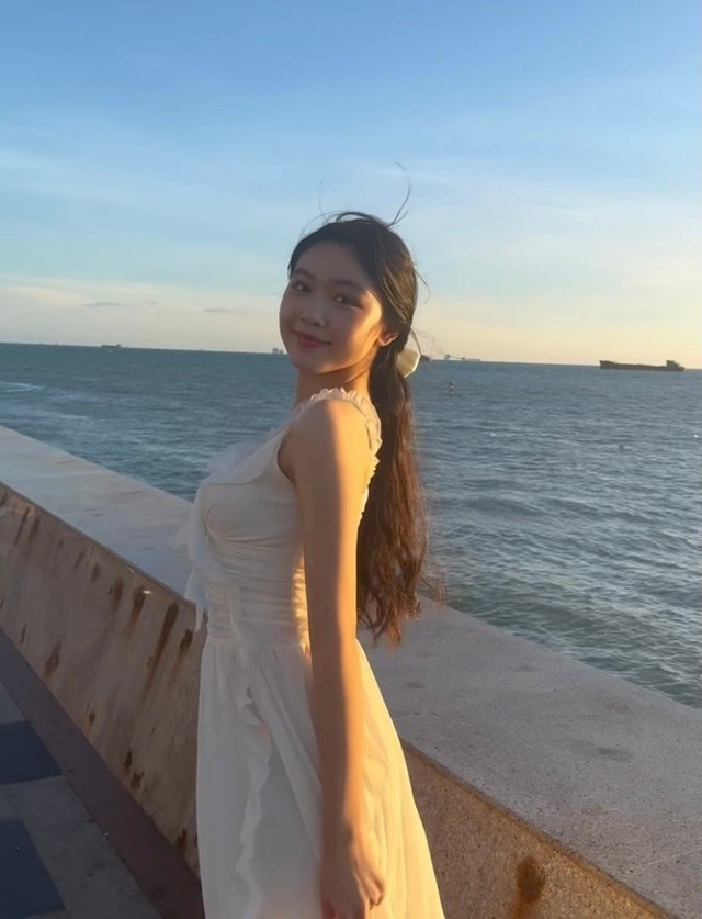 Học cách chọn đồ đi biển tỏa sáng của con gái MC Quyền Linh Hoc cach chon do di bien toa sang cua con gai MC Quyen Linh