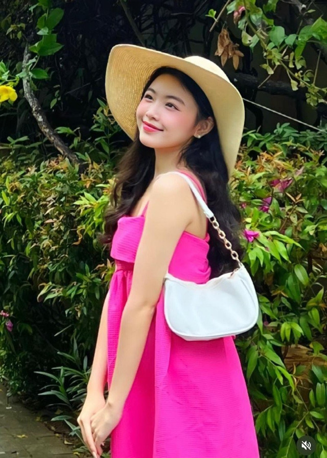 Học cách chọn đồ đi biển tỏa sáng của con gái MC Quyền Linh - Hình 8 Hoc cach chon do di bien toa sang cua con gai MC Quyen Linh-Hinh-8