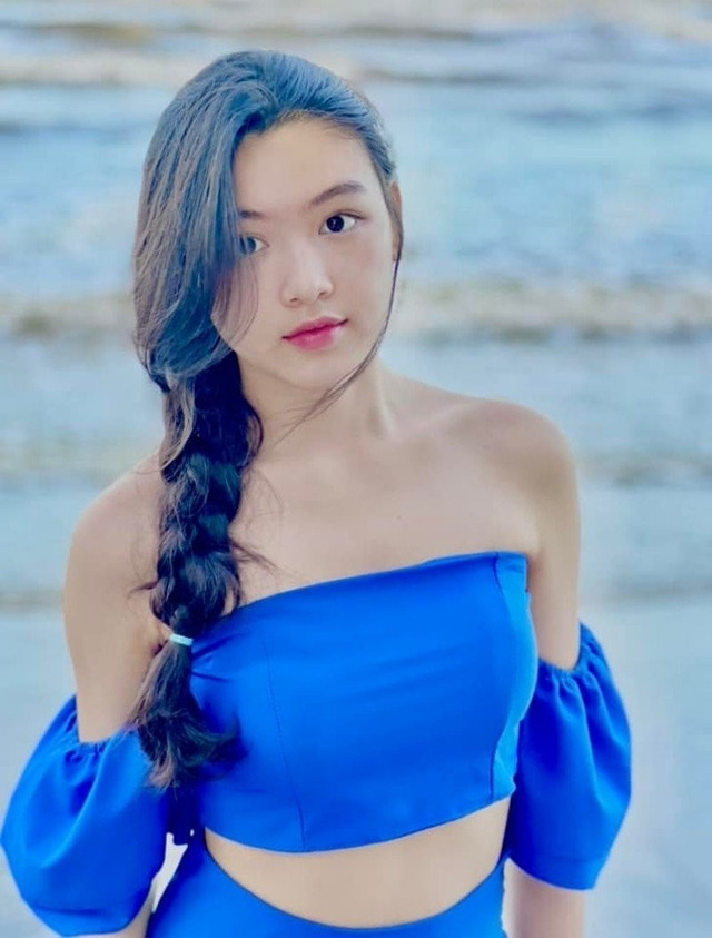 Học cách chọn đồ đi biển tỏa sáng của con gái MC Quyền Linh - Hình 5 Hoc cach chon do di bien toa sang cua con gai MC Quyen Linh-Hinh-5