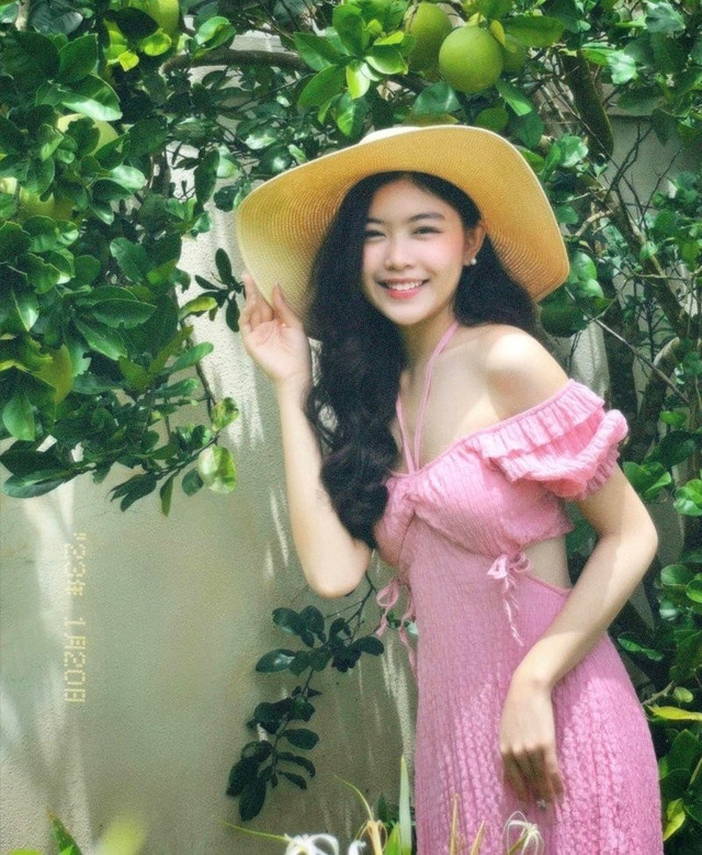 Học cách chọn đồ đi biển tỏa sáng của con gái MC Quyền Linh - Hình 7 Hoc cach chon do di bien toa sang cua con gai MC Quyen Linh-Hinh-7