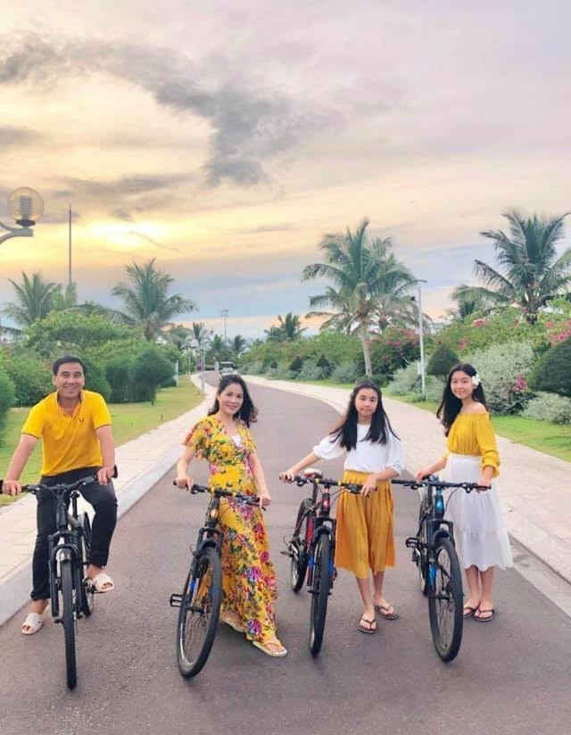 Học cách chọn đồ đi biển tỏa sáng của con gái MC Quyền Linh - Hình 12 Hoc cach chon do di bien toa sang cua con gai MC Quyen Linh-Hinh-12