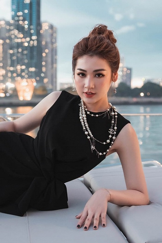 Á hậu Tú Anh thừa nhận đắt show hơn từ khi có con - Hình 4 A hau Tu Anh thua nhan dat show hon tu khi co con-Hinh-4