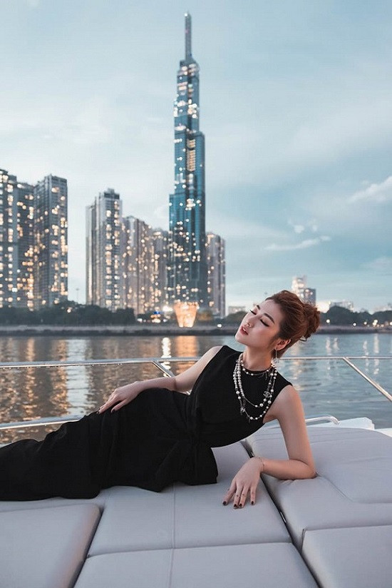 Á hậu Tú Anh thừa nhận đắt show hơn từ khi có con - Hình 2 A hau Tu Anh thua nhan dat show hon tu khi co con-Hinh-2
