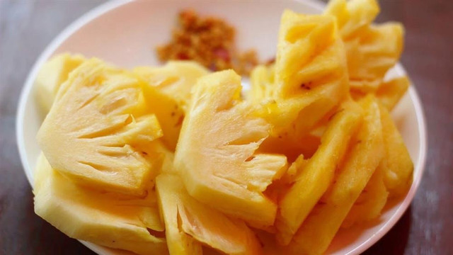 Mùa dứa đến, 5 đại kỵ cần tránh khi ăn để không nguy hiểm tính mạng - Hình 2 Mua dua den, 5 dai ky can tranh khi an de khong nguy hiem tinh mang-Hinh-2