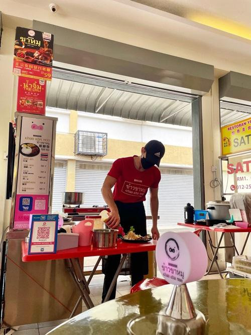 Quán cơm ở Malaysia bỗng nổi tiếng vì có anh chủ quán đẹp hơn cả diễn viên - Hình 3 Quan com o Malaysia bong noi tieng vi co anh chu quan dep hon ca dien vien-Hinh-3