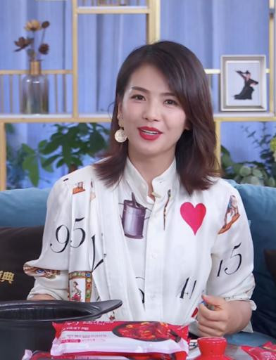 Sao Hoa ngữ livestream: Người 'chốt đơn' 30 tỷ, kẻ bán 10 căn hộ - Hình 2 Sao Hoa ngu livestream: Nguoi 'chot don' 30 ty, ke ban 10 can ho-Hinh-2