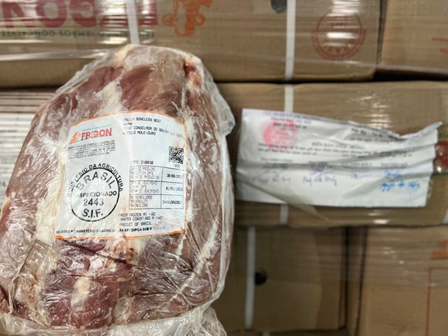 Hà Nội: Tiêu hủy hơn 20 tấn thịt bò đông lạnh không rõ nguồn gốc - Hình 2 Ha Noi: Tieu huy hon 20 tan thit bo dong lanh khong ro nguon goc-Hinh-2