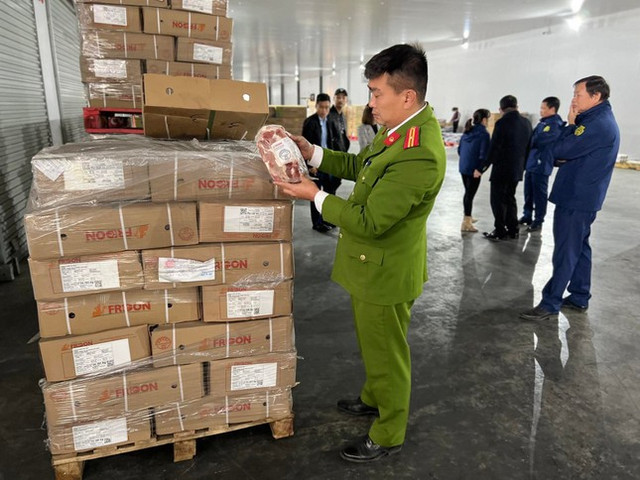 Hà Nội: Tiêu hủy hơn 20 tấn thịt bò đông lạnh không rõ nguồn gốc Ha Noi: Tieu huy hon 20 tan thit bo dong lanh khong ro nguon goc