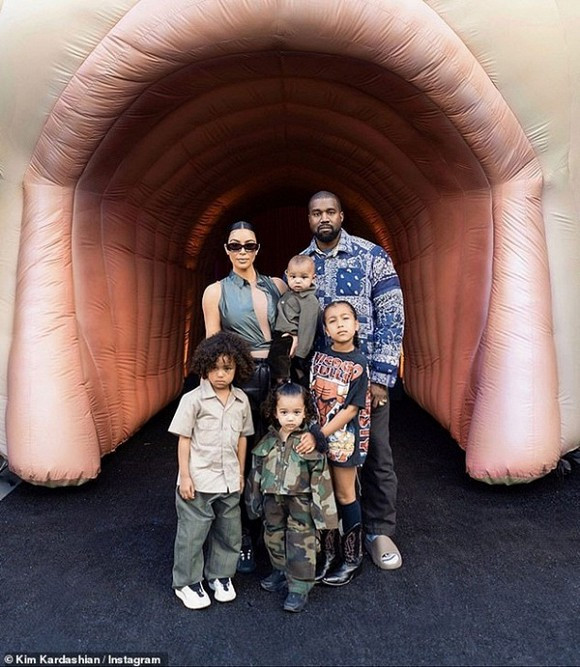 Vợ chồng Kim Kardashian thường xuyên cãi nhau vì ở nhà quá lâu Vo chong Kim Kardashian thuong xuyen cai nhau vi o nha qua lau