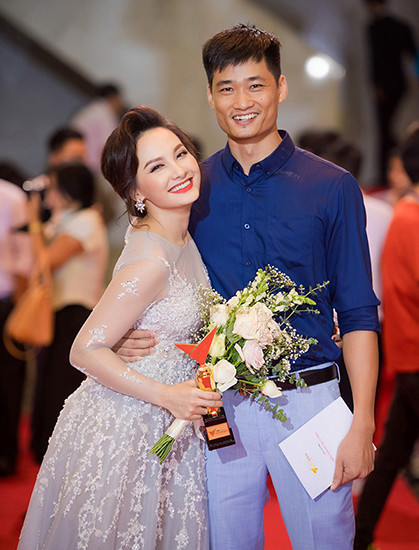 Video: Bảo Thanh "tát chồng bôm bốp", dân mạng la ó - Hình 2 Video: Bao Thanh