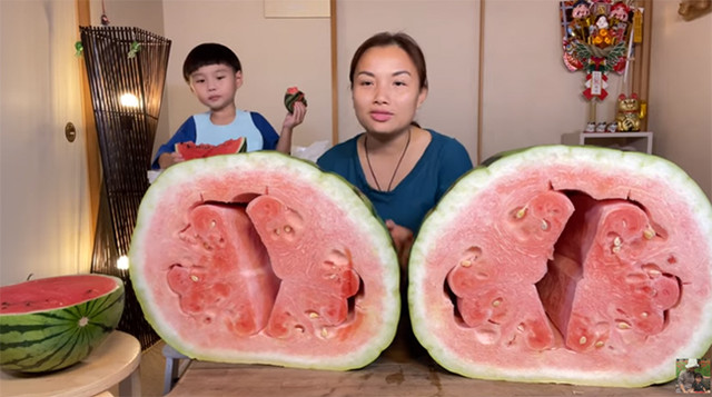 Nữ Youtuber người Việt ở Nhật mua dưa hấu khủng nặng 56kg, giá gây sốc - Hình 4 Nu Youtuber nguoi Viet o Nhat mua dua hau khung nang 56kg, gia gay soc-Hinh-4
