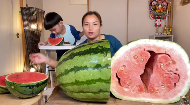 Nữ Youtuber người Việt ở Nhật mua dưa hấu khủng nặng 56kg, giá gây sốc - Hình 2 Nu Youtuber nguoi Viet o Nhat mua dua hau khung nang 56kg, gia gay soc-Hinh-2