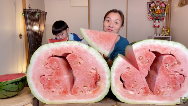 Nữ Youtuber người Việt ở Nhật mua dưa hấu khủng nặng 56kg, giá gây sốc - Hình 3 Nu Youtuber nguoi Viet o Nhat mua dua hau khung nang 56kg, gia gay soc-Hinh-3