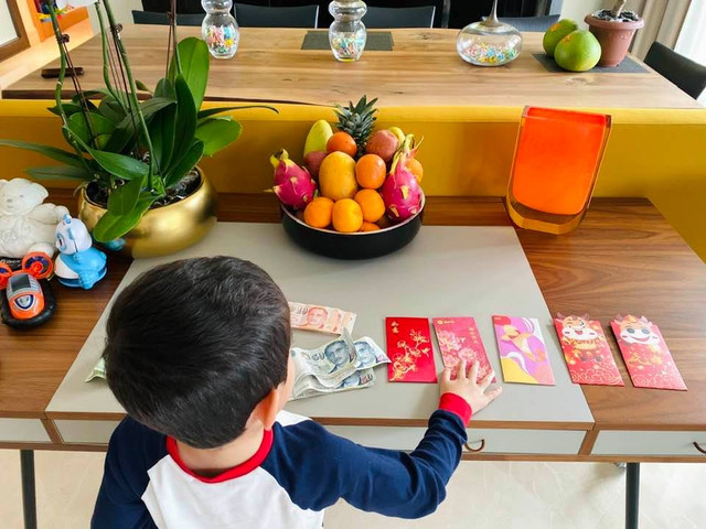 Hành động đáng nể của con trai Thu Minh khi nhận xấp lì xì dày cộp - Hình 2 Hanh dong dang ne cua con trai Thu Minh khi nhan xap li xi day cop-Hinh-2
