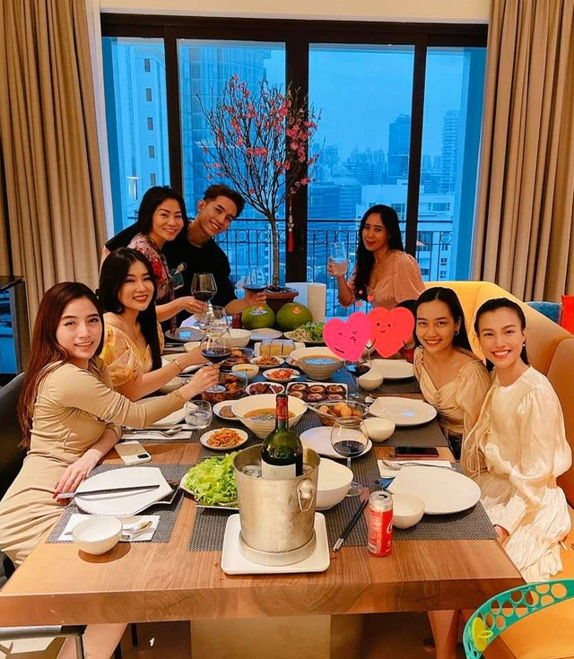 Hành động đáng nể của con trai Thu Minh khi nhận xấp lì xì dày cộp Hanh dong dang ne cua con trai Thu Minh khi nhan xap li xi day cop