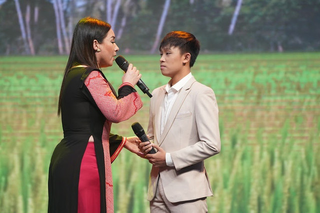 Phi Nhung gây tranh cãi khi đăng đàn cảnh cáo con nuôi Hồ Văn Cường - Hình 3 Phi Nhung gay tranh cai khi dang dan canh cao con nuoi Ho Van Cuong-Hinh-3