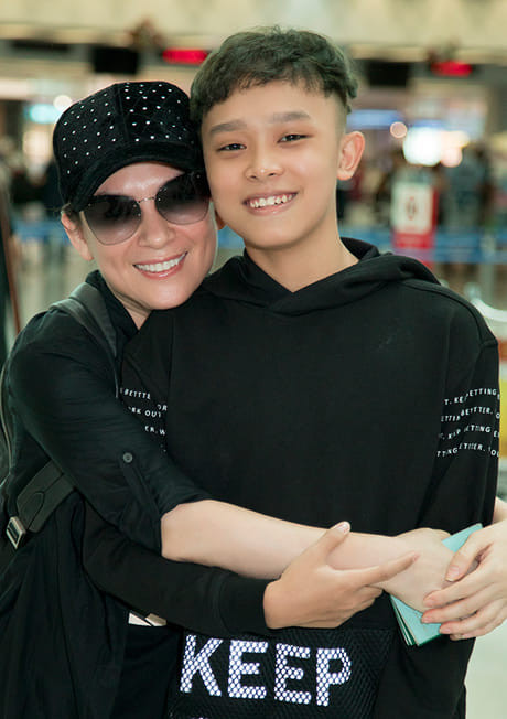 Phi Nhung gây tranh cãi khi đăng đàn cảnh cáo con nuôi Hồ Văn Cường - Hình 4 Phi Nhung gay tranh cai khi dang dan canh cao con nuoi Ho Van Cuong-Hinh-4