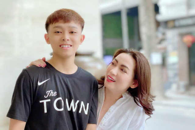 Phi Nhung gây tranh cãi khi đăng đàn cảnh cáo con nuôi Hồ Văn Cường - Hình 5 Phi Nhung gay tranh cai khi dang dan canh cao con nuoi Ho Van Cuong-Hinh-5