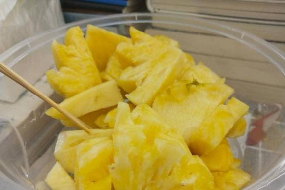 Ăn dứa mà ngâm nước muối có đúng không? - Hình 4 An dua ma ngam nuoc muoi co dung khong?-Hinh-4