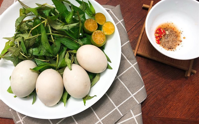 Chiêu chọn trứng vịt lộn ngon, không già quả, chỉ mất 3 giây nhìn vỏ là biết Chieu chon trung vit lon ngon, khong gia qua, chi mat 3 giay nhin vo la biet