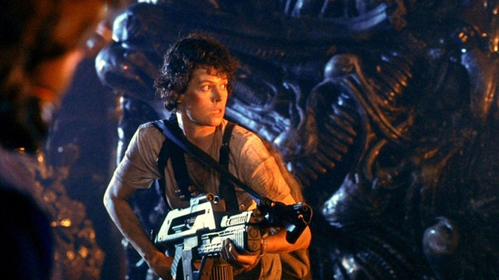 Ellen Ripley trong loạt Alien: Ở dòng phim khoa học viễn tưởng kết hợp kinh dị, có lẽ Ellen Ripley là gương mặt phái đẹp vĩ đại nhất từng xuất hiện trên màn ảnh rộng. Sau khi xuất hiện lần đầu ở kiệt tác Alien năm 1979, Ripley của nữ diễn viên Sigourney Weaver đã chiếm trọn tình cảm của khán giả. Qua bốn tập phim, chị đối mặt với hàng trăm quái vật với nhiều biến thể khác nhau, hay thậm chí phải chứng kiến những bản sao của mình chết dần chết mòn. Đây thực sự là một mẫu nhân vật nữ anh hùng khiến phái mạnh cũng phải kính nể, e dè.