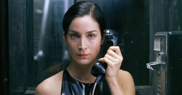 Trinity trong loạt The Matrix: Khó ai có thể cưỡng lại sức hút của một thân hình gợi cảm được khoe một cách khéo léo trong bộ đồ da đen bó sát. Vẻ sexy của Trinity trong bộ phim The Matrix đã chứng minh rằng không cần những bộ cánh kiệm vải hay những màn lột áo táo bạo mới có thể lột tả sự quyến rũ. Không chỉ dừng lại ở bộ cánh ấn tượng, những pha hành động không tưởng của Trinity cũng giúp cô dễ dàng giành được tình cảm của người yêu điện ảnh.